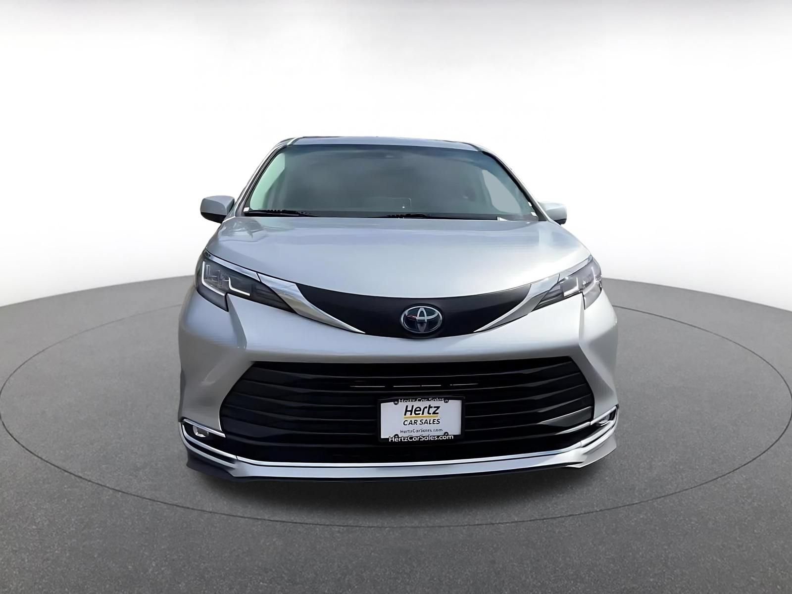 Used 2023 Toyota Sienna XLE FWD image 4