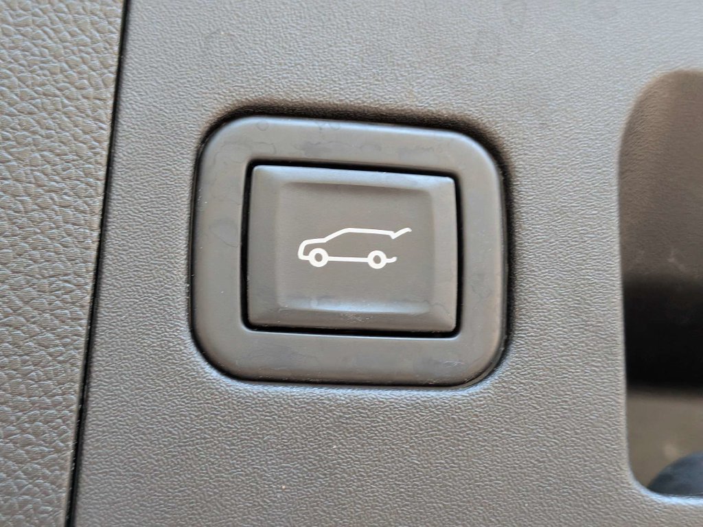 Used 2023 Cadillac XT4 Luxury w/ Cold Weather Package FWD image 16