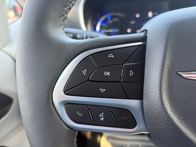 Used 2023 Chrysler Pacifica Touring-L FWD image 8