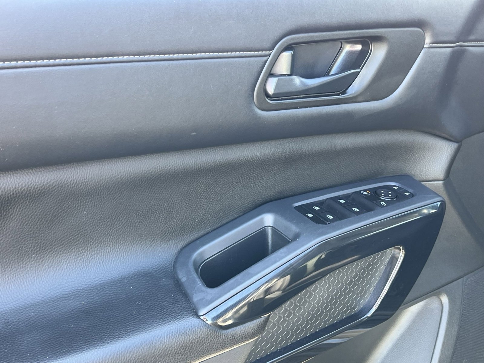 Used 2024 Nissan Pathfinder SV FWD image 23