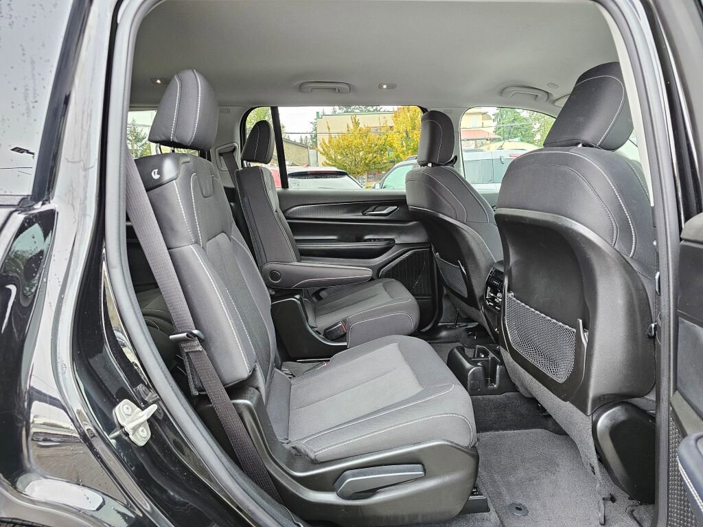 Used 2023 Jeep Grand Cherokee L Laredo image 13