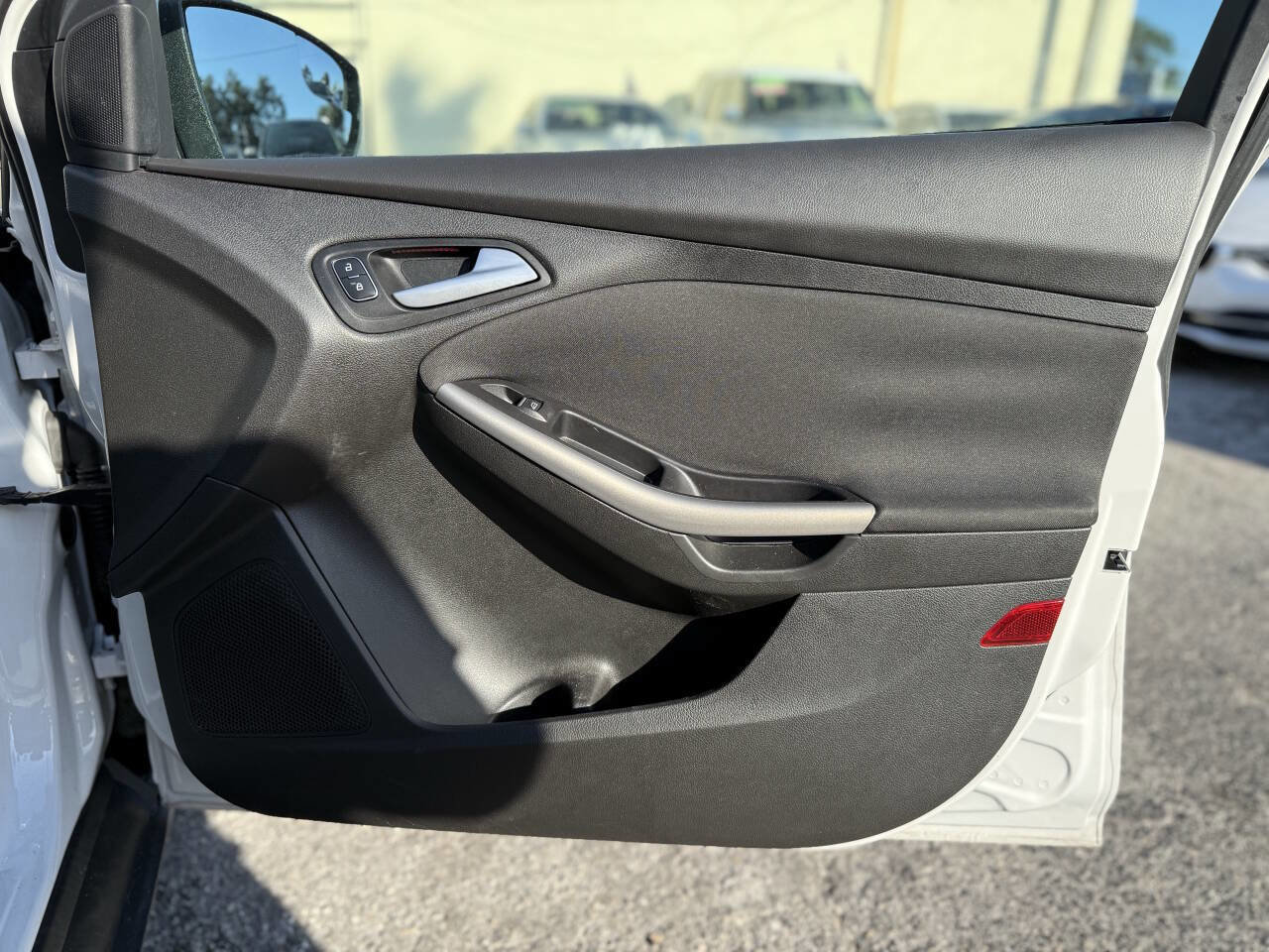 Used 2015 Ford Focus Titanium FWD image 26