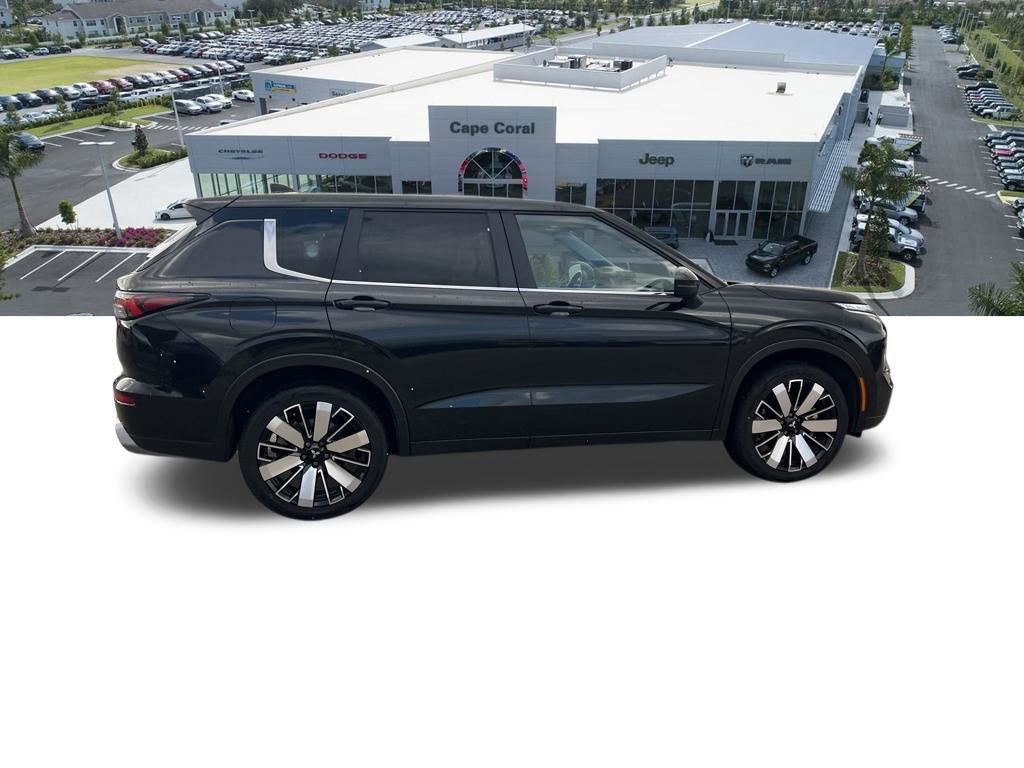 Used 2025 Mitsubishi Outlander SE image 11