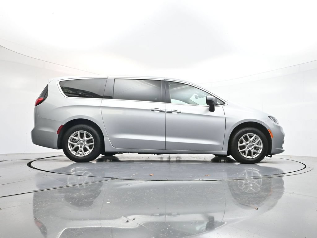 Used 2023 Chrysler Pacifica Touring-L FWD image 33