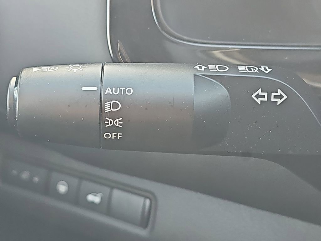 Used 2025 Nissan Pathfinder SV image 30