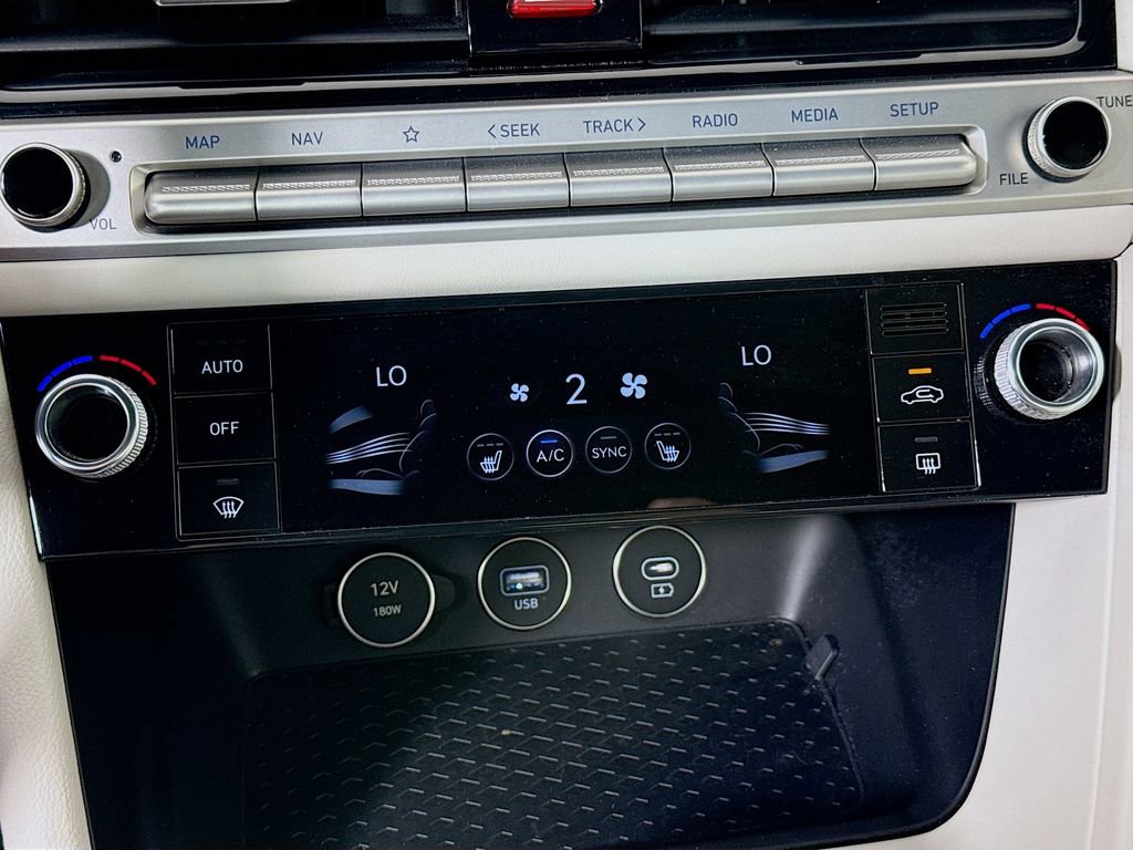 Used 2025 Genesis G70 2.5T image 17