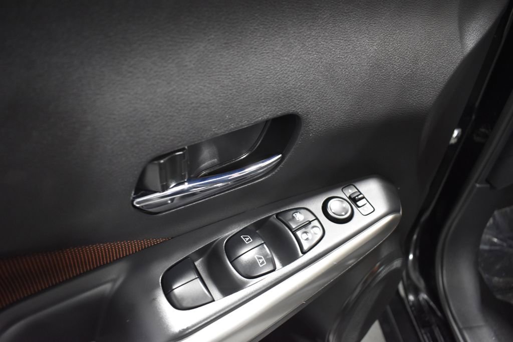 Used 2020 Nissan Kicks SR image 15