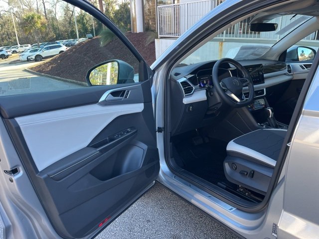 New 2026 Volkswagen Taos SE image 5