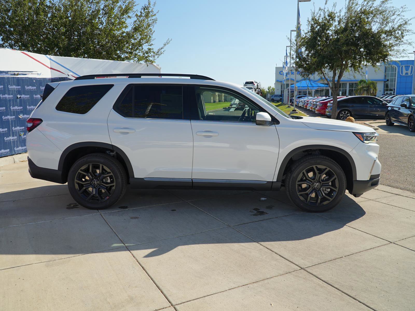 New 2025 Honda Pilot Touring image 4