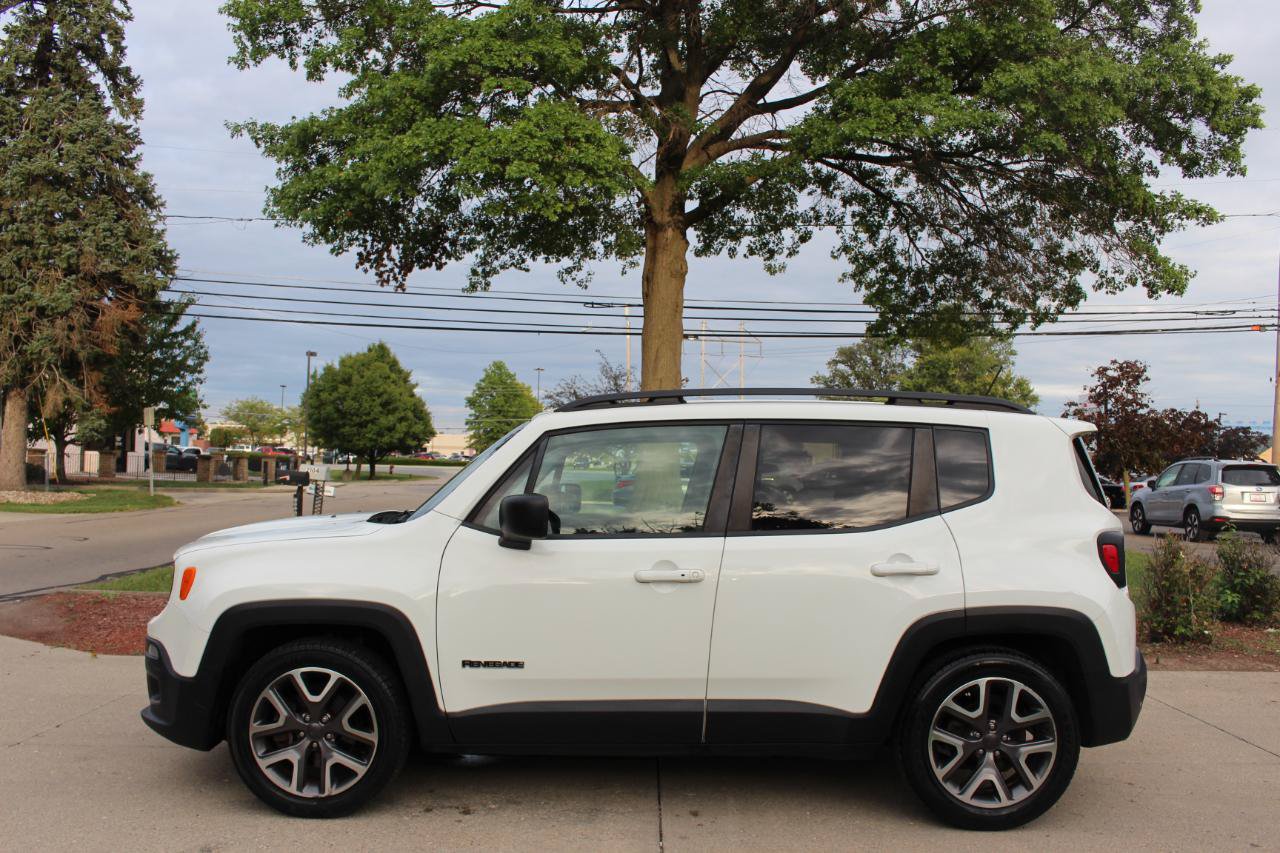 Used 2016 Jeep Renegade Latitude w/ Cold Weather Group FWD image 6