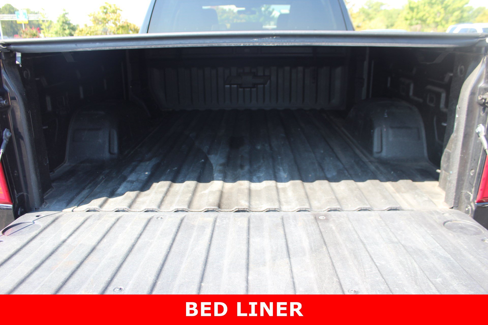 Used 2022 Chevrolet Silverado 1500 LT Trail Boss w/ Bed Protection Package AWD/4WD image 9