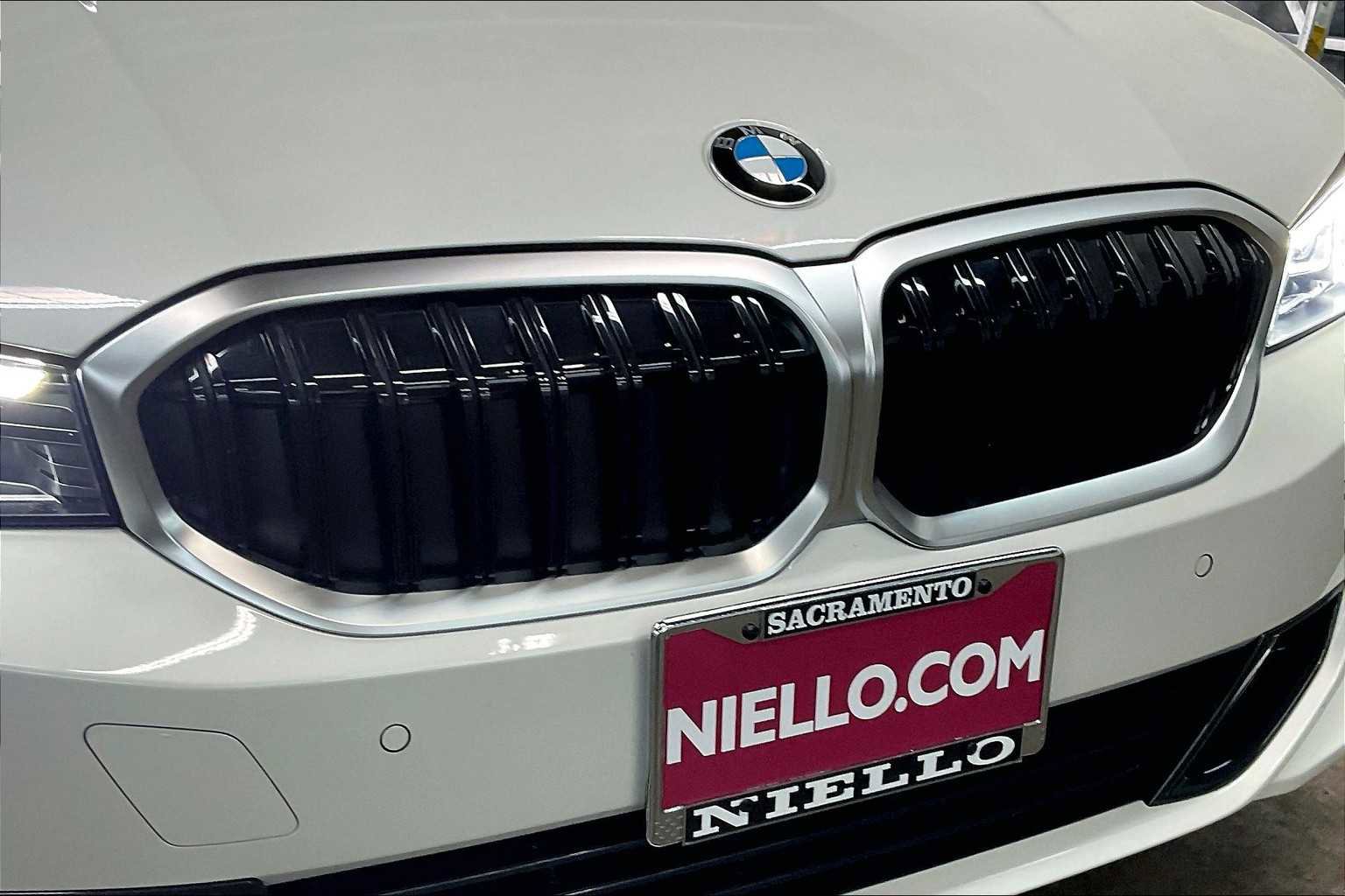 Used 2025 BMW 330i Sedan w/ Premium Package image 33