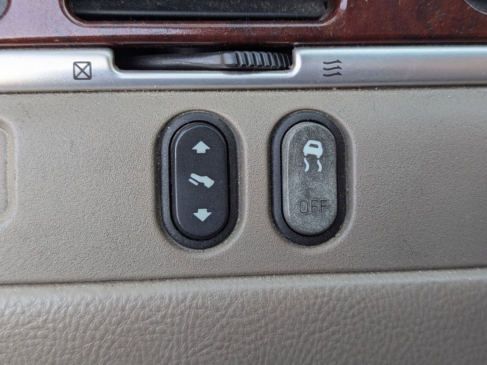 Used 2004 Lincoln Town Car Signature image 24