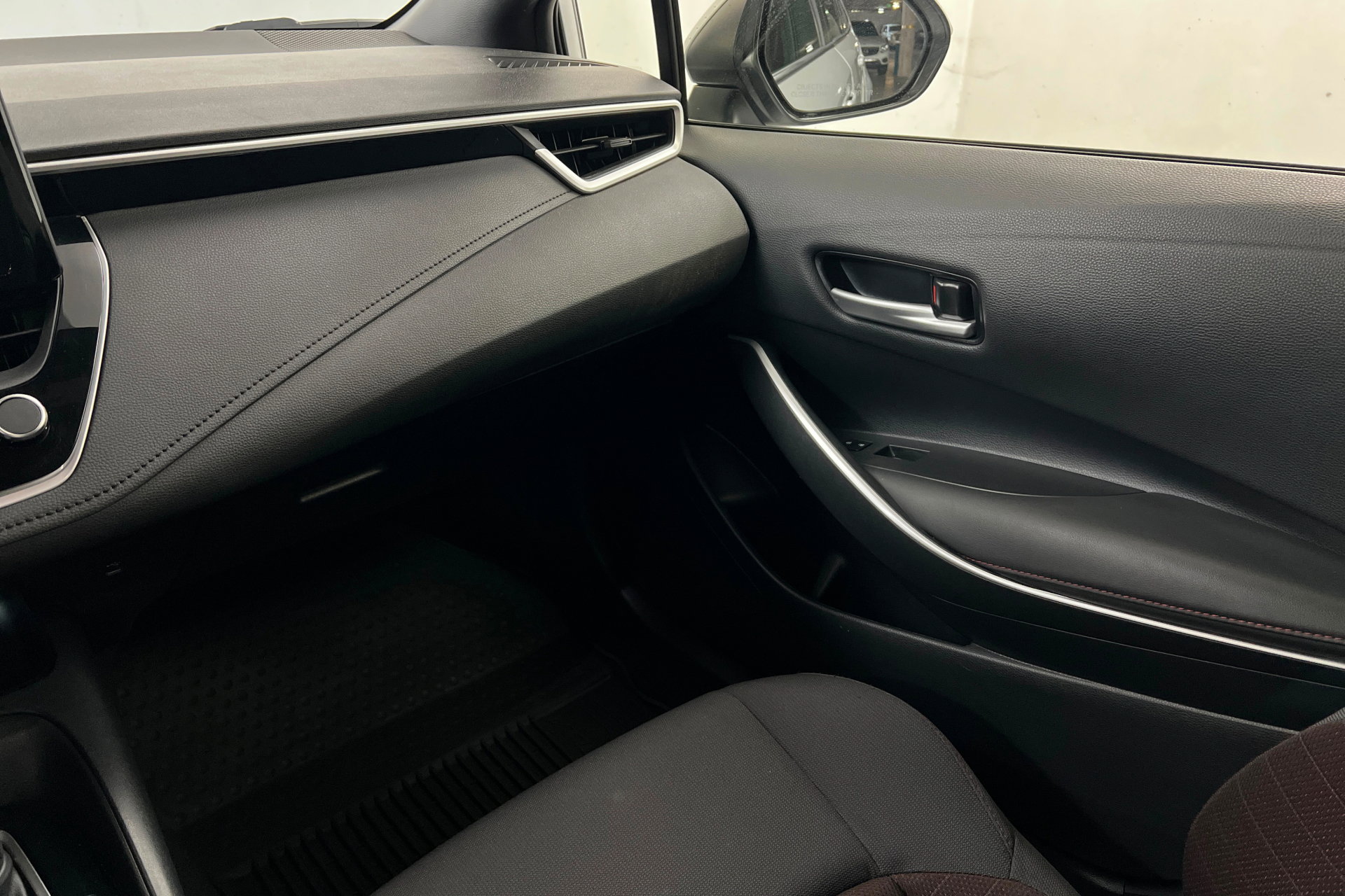 Used 2023 Toyota Corolla SE w/ SE Premium Package image 11