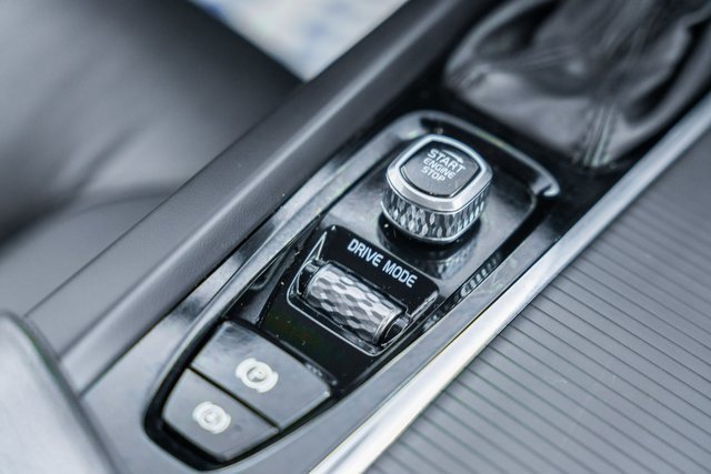 Used 2020 Volvo XC60 T6 Momentum image 21