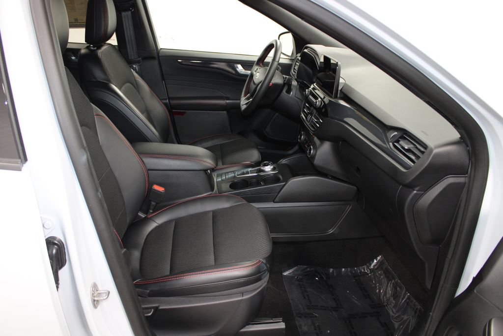 Used 2025 Ford Escape ST-Line Select w/ Class II Trailer Tow Package AWD/4WD image 28
