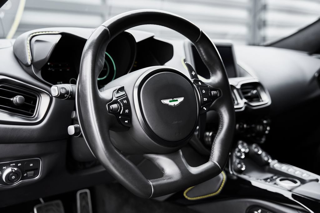Used 2023 Aston Martin V8 Vantage Coupe RWD image 32