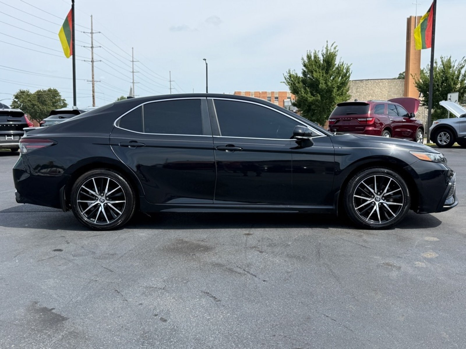 Used 2022 Toyota Camry SE w/ Convenience Package FWD image 9