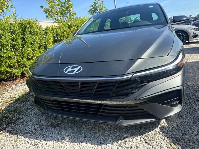 Used 2025 Hyundai Elantra Sport FWD image 2