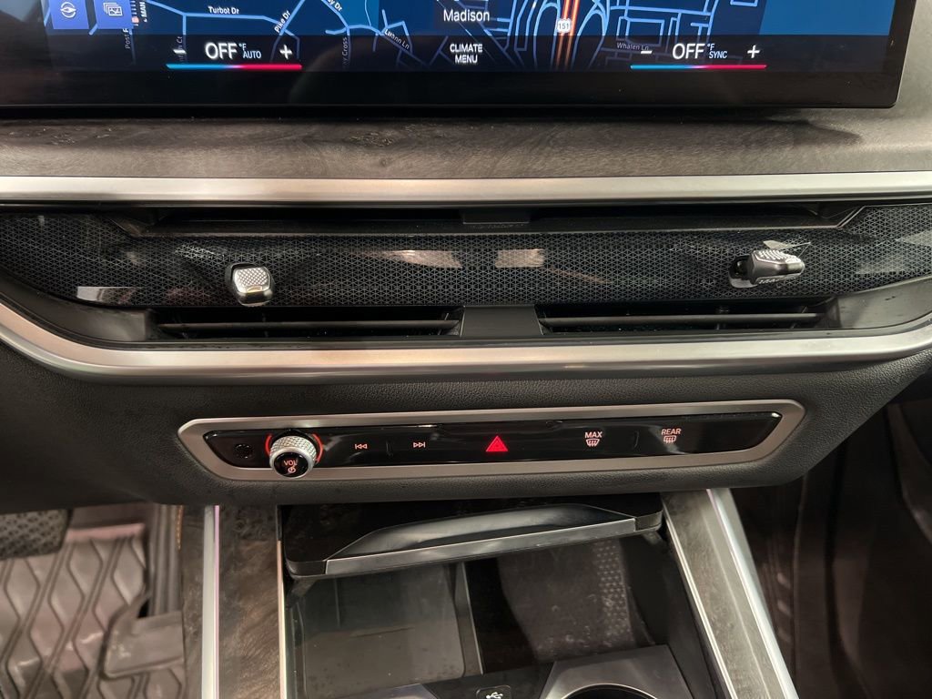 Used 2023 BMW X7 xDrive40i w/ Premium Package image 14