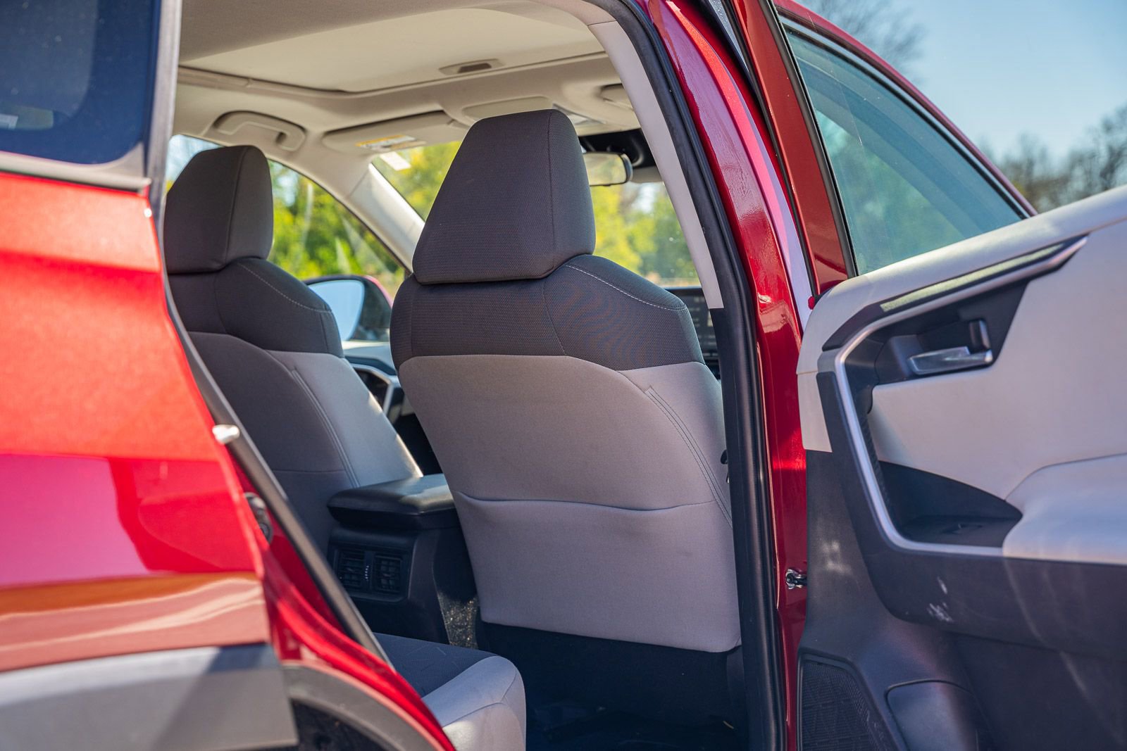 Used 2021 Toyota RAV4 XLE w/ Convenience Package image 12