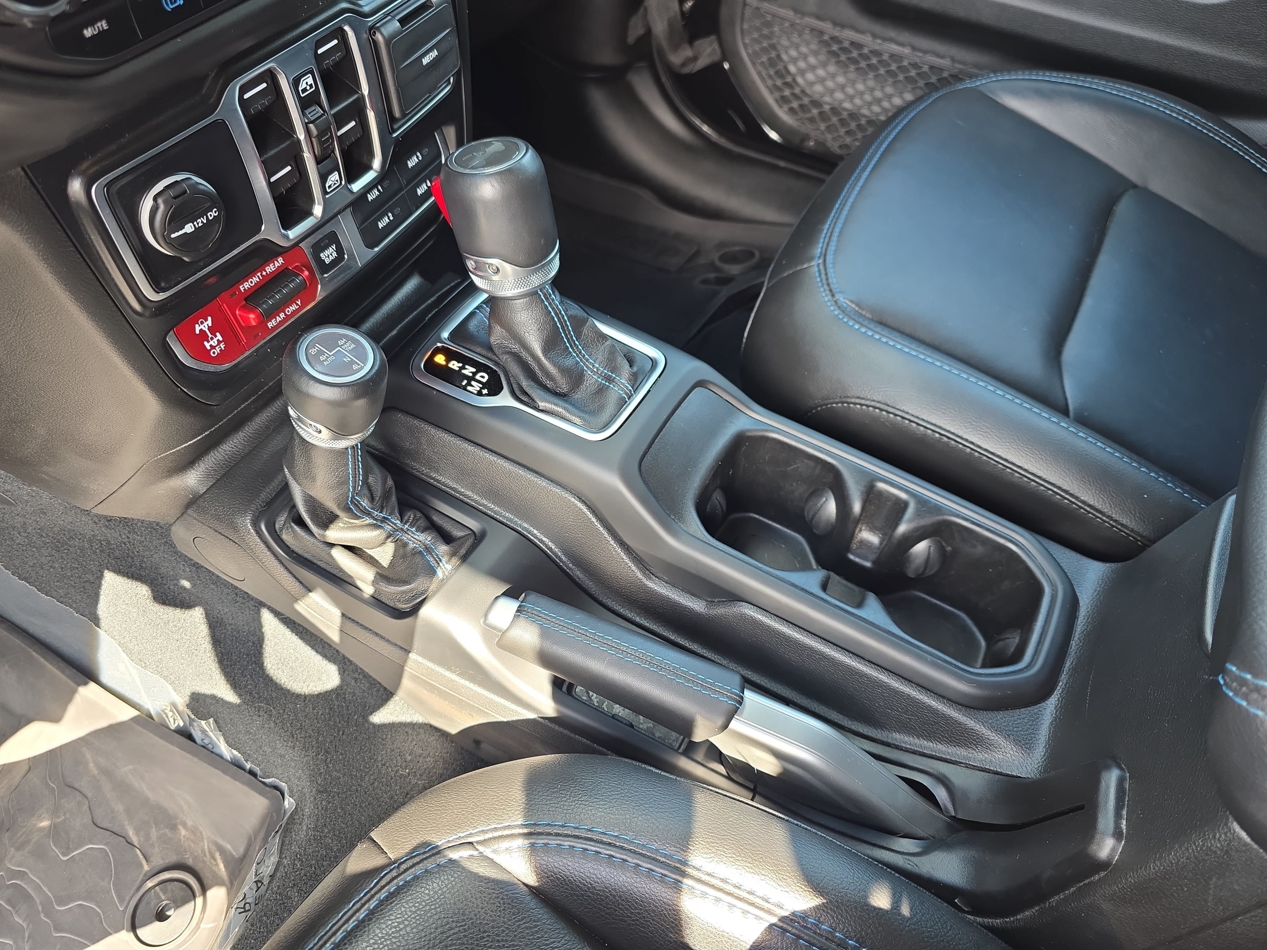 Used 2022 Jeep Wrangler Unlimited Rubicon 4xe w/ Cold Weather Group AWD/4WD image 23