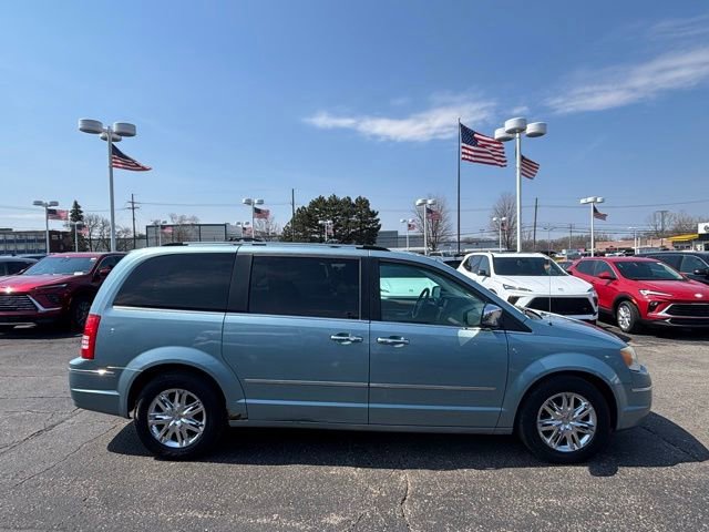 Used 2009 Chrysler Town & Country Limited w/ Entertainment Group #3 image 4