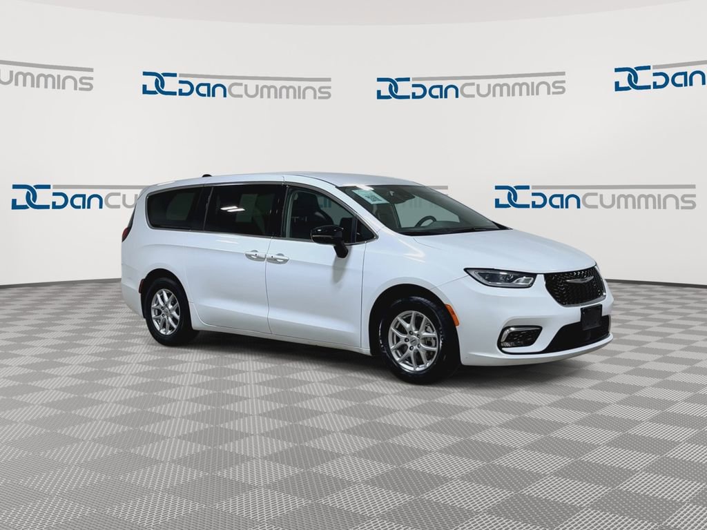 Used 2024 Chrysler Pacifica Touring-L image 2