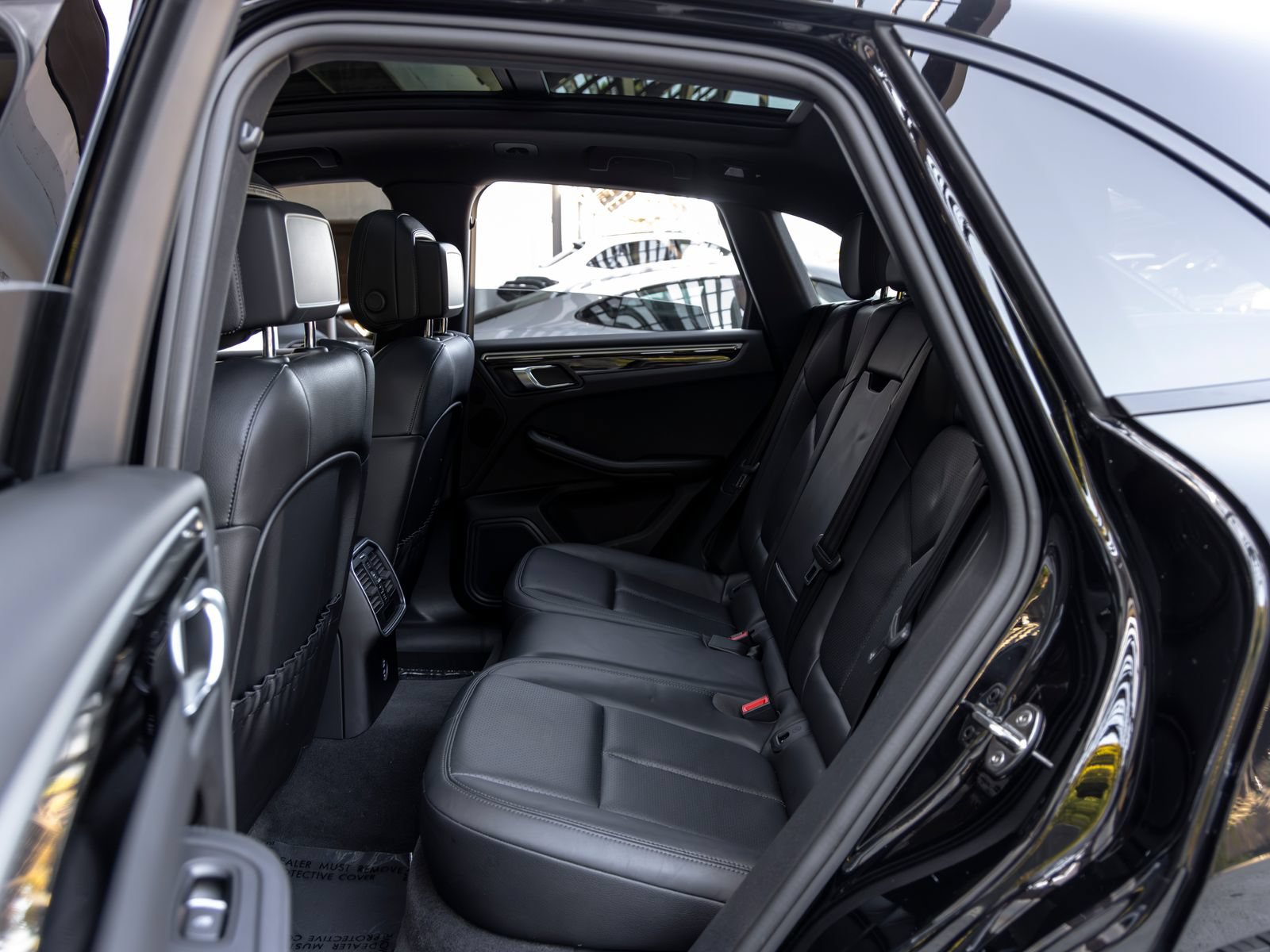 Certified 2023 Porsche Macan AWD/4WD image 43
