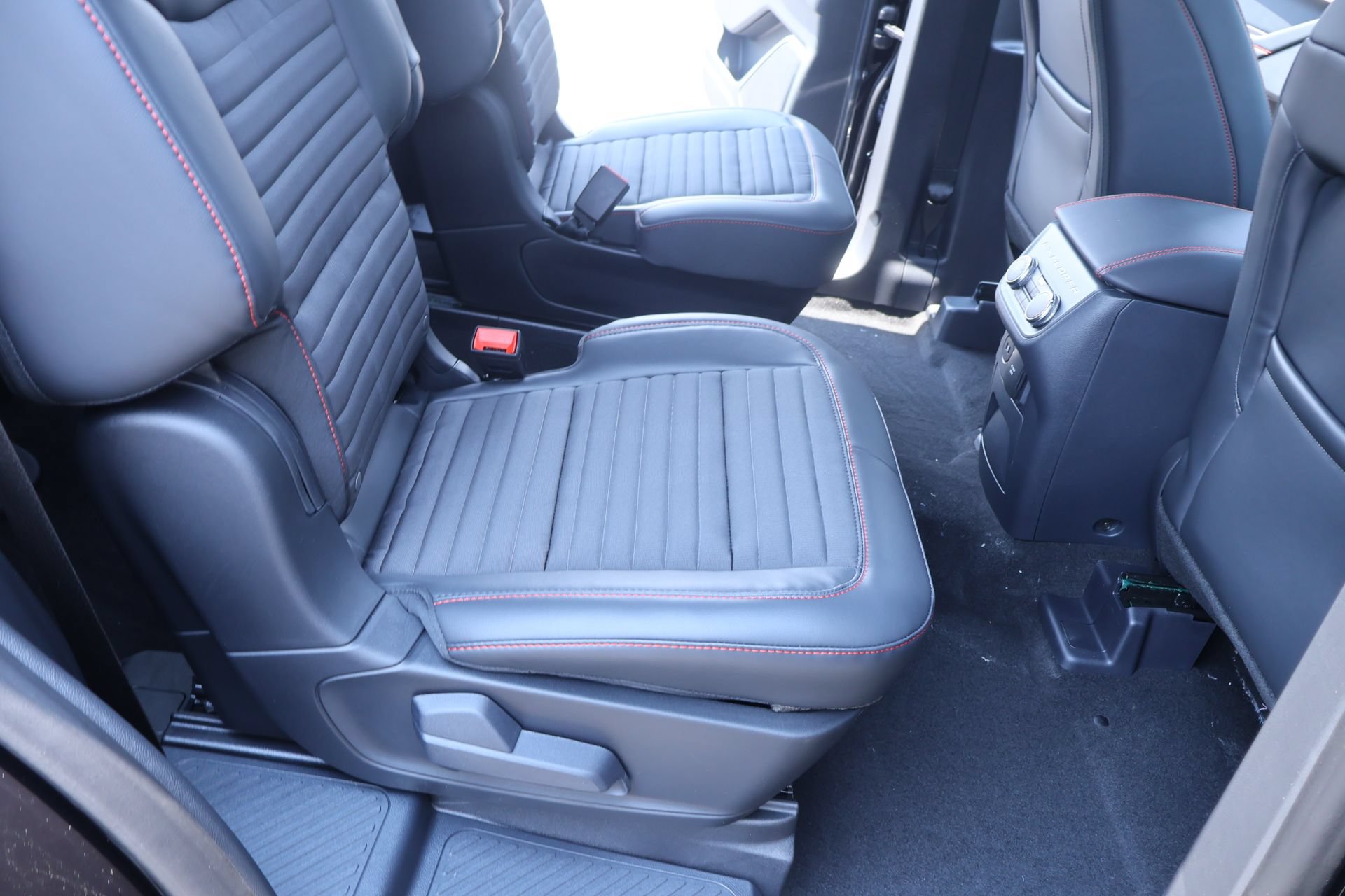 New 2026 Ford Explorer ST-Line w/ ST-Line Street Pack AWD/4WD image 16