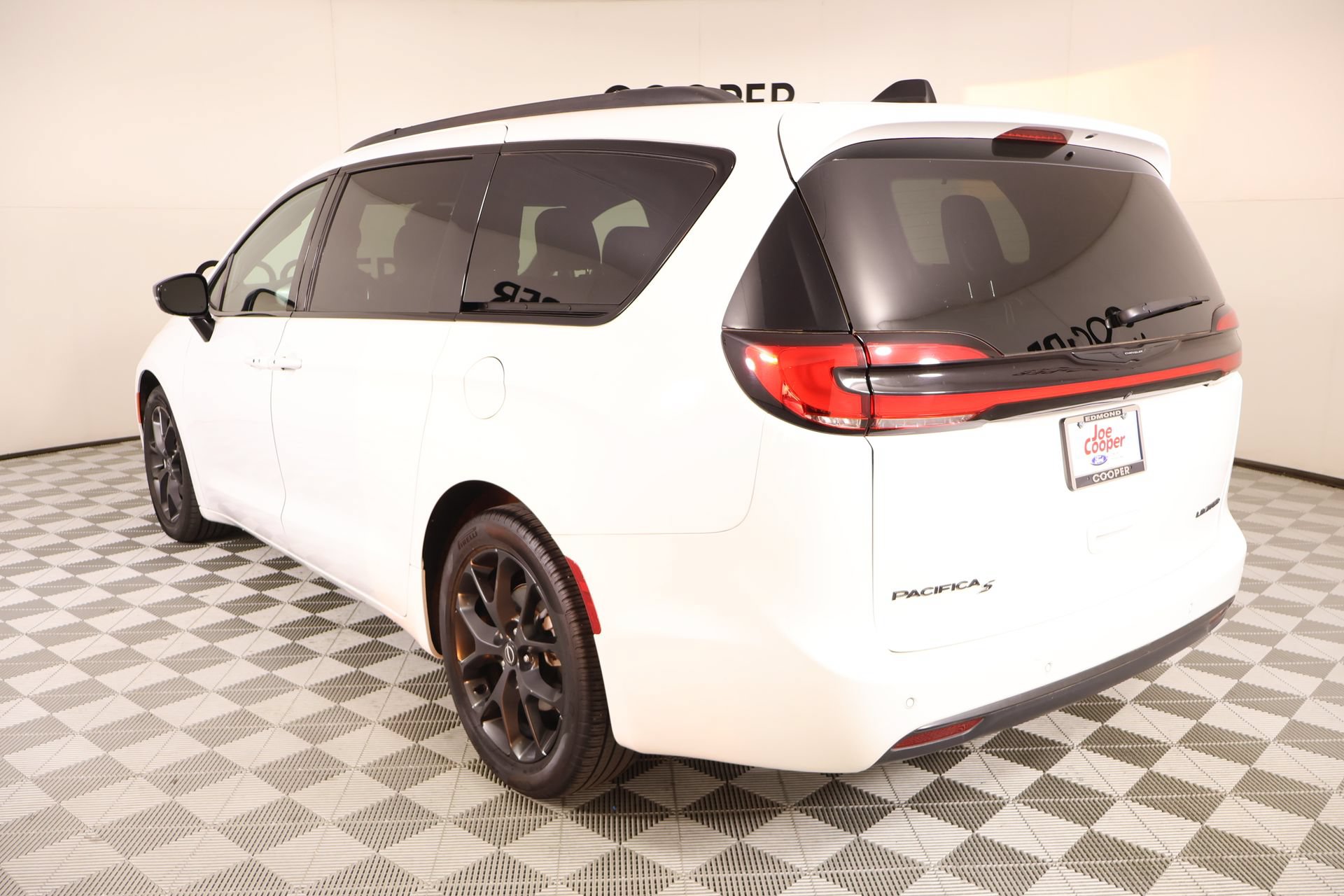 Used 2025 Chrysler Pacifica Limited FWD image 26