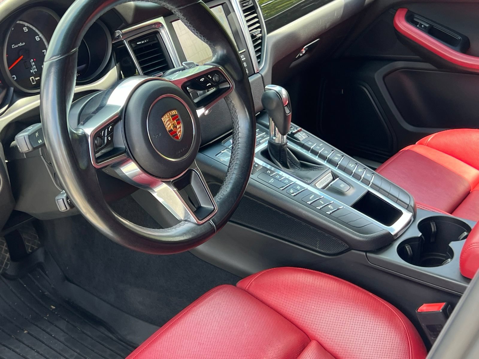 Certified 2015 Porsche Macan Turbo AWD/4WD image 4