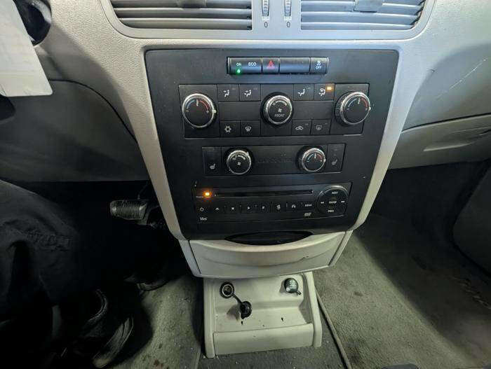 Used 2013 Volkswagen Routan SE FWD image 37