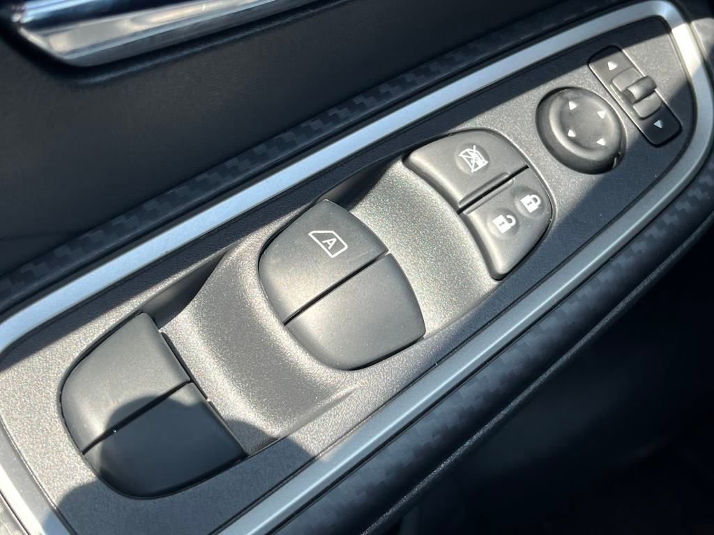 New 2025 Nissan Versa SR w/ Trunk Package image 18