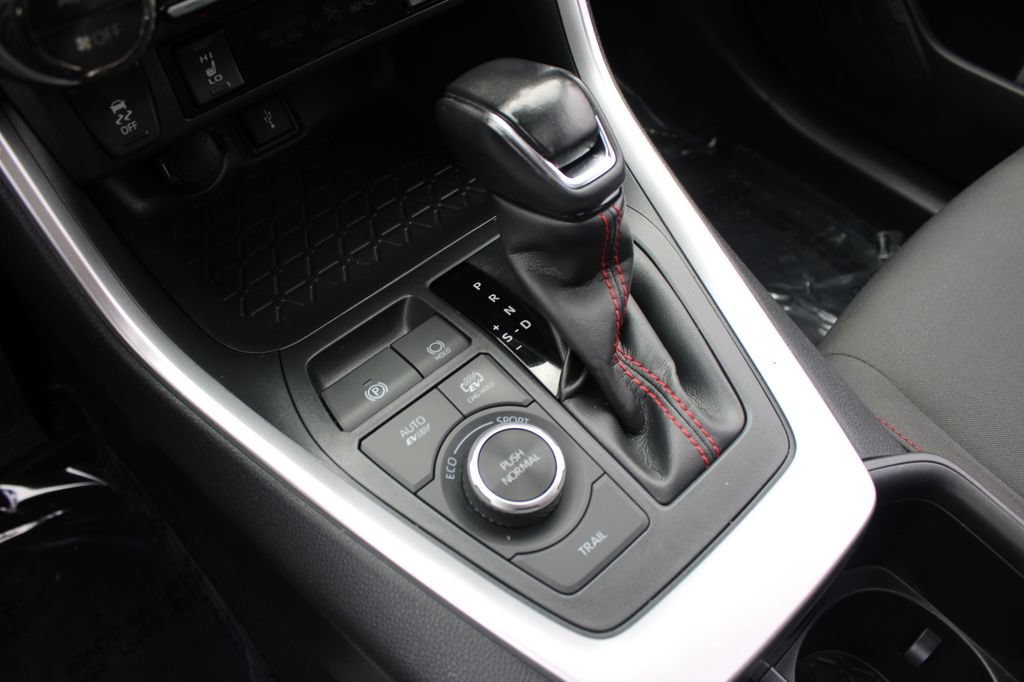 Used 2022 Toyota RAV4 SE w/ Weather & Moonroof Package AWD/4WD image 18
