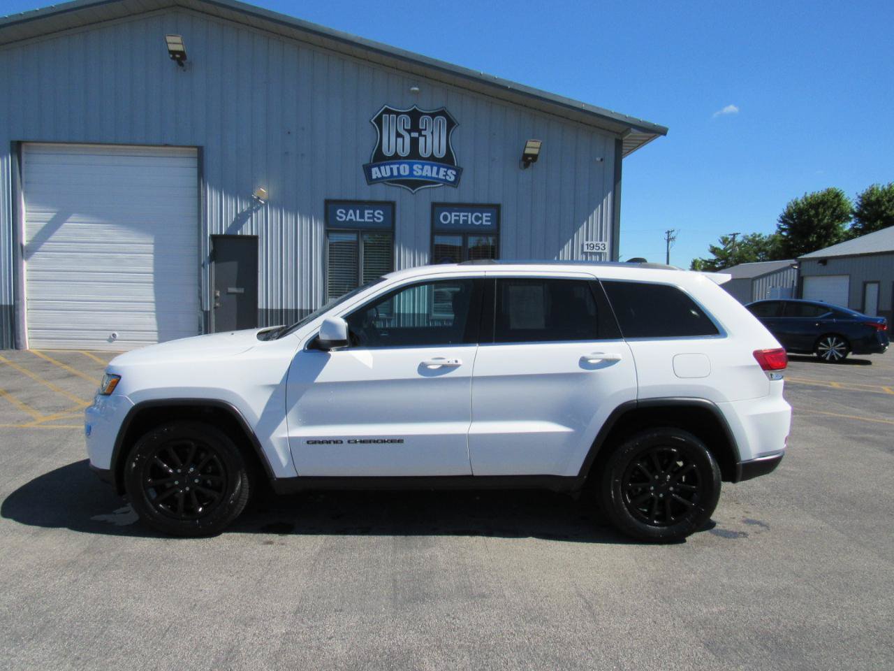 Used 2021 Jeep Grand Cherokee Laredo AWD/4WD image 3