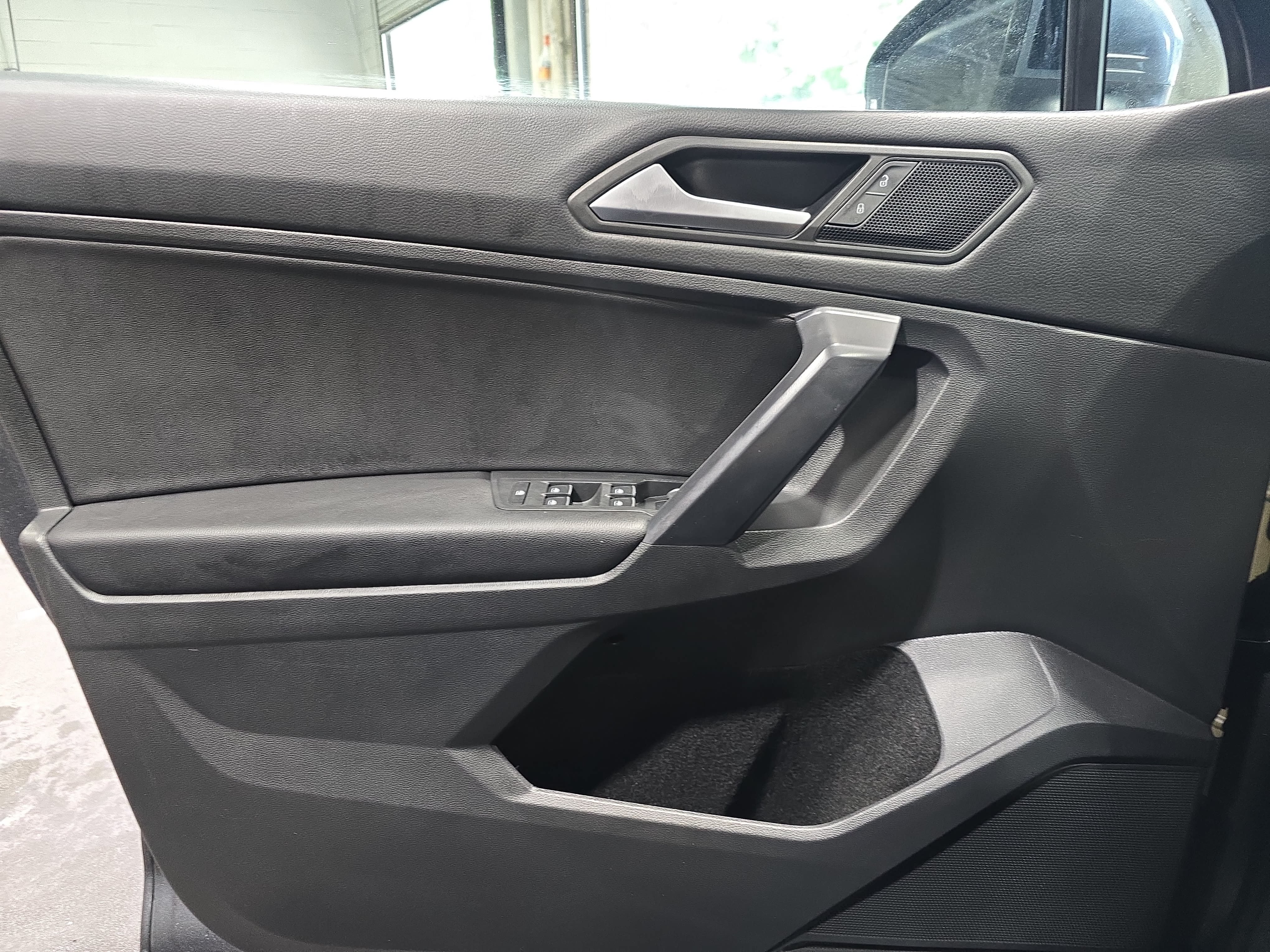 Used 2021 Volkswagen Tiguan SE FWD image 26