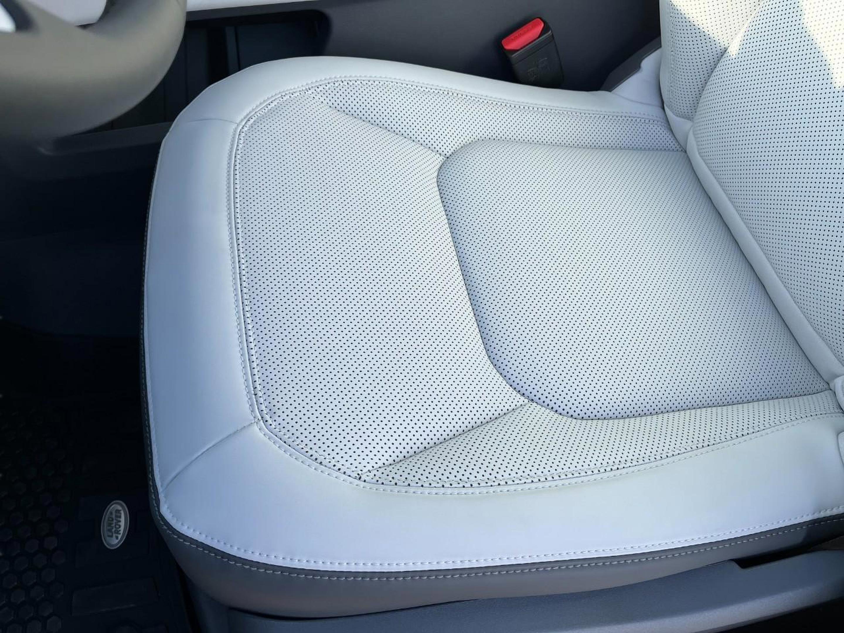 Certified 2025 Land Rover Defender 110 X-Dynamic SE image 34