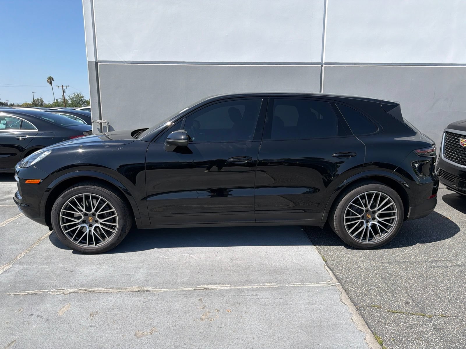 Used 2023 Porsche Cayenne w/ Premium Package AWD/4WD image 2