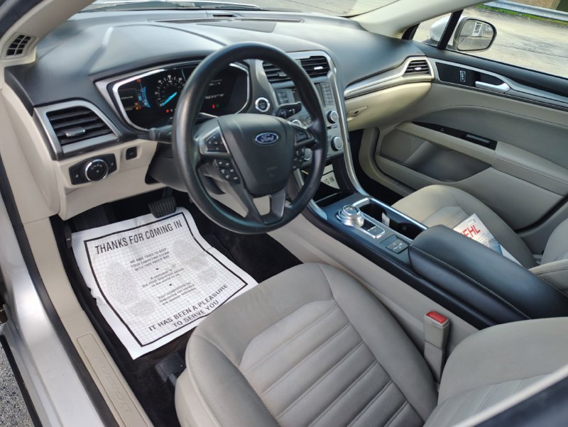 Used 2017 Ford Fusion SE FWD image 13