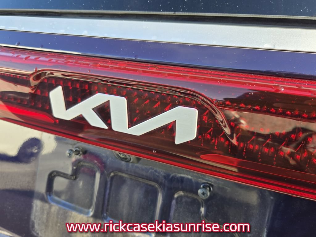Used 2023 Kia Carnival LX FWD image 7