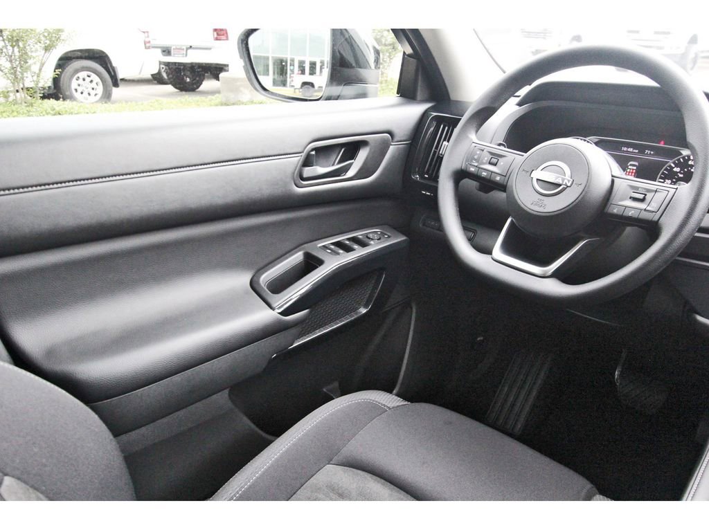 Used 2024 Nissan Pathfinder S image 6