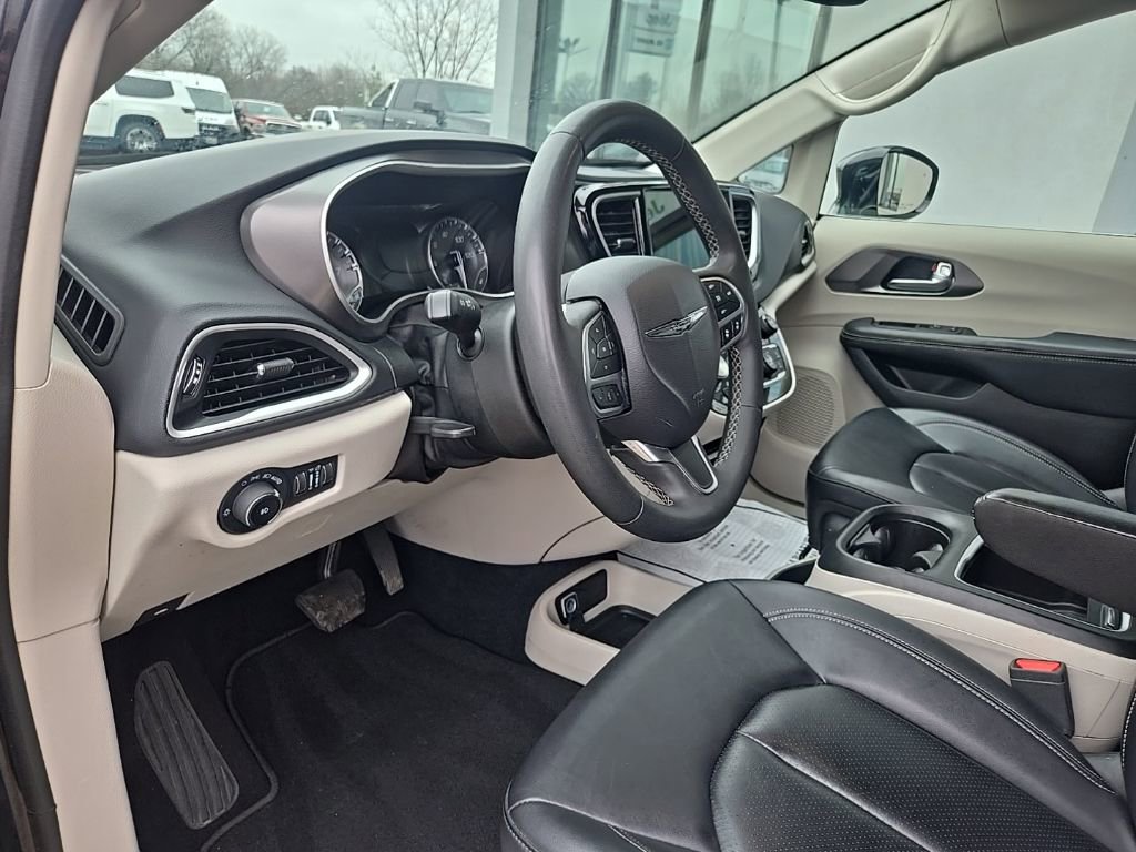 Used 2024 Chrysler Pacifica Touring-L FWD image 30