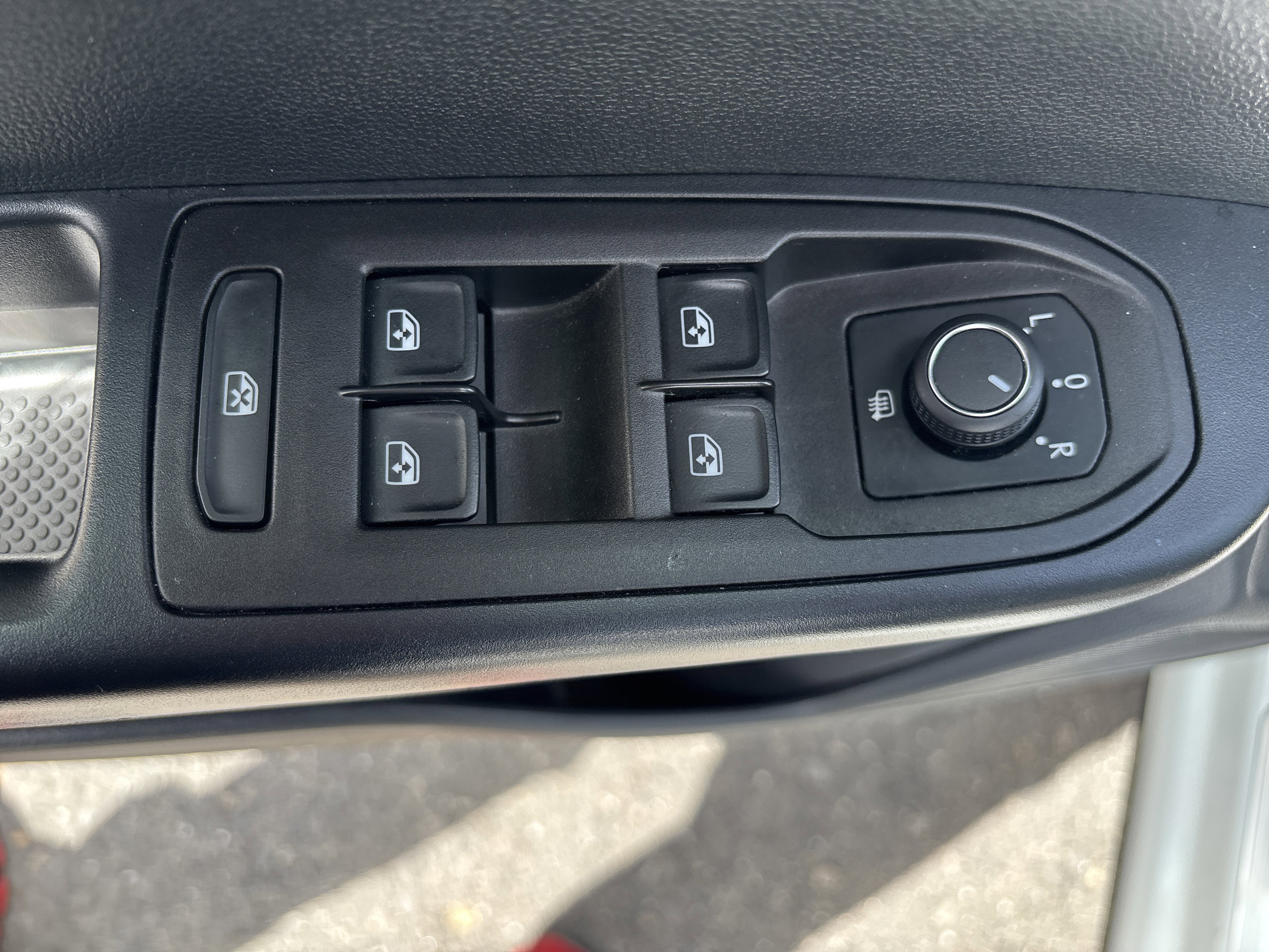 Used 2025 Volkswagen Taos SE AWD/4WD image 17