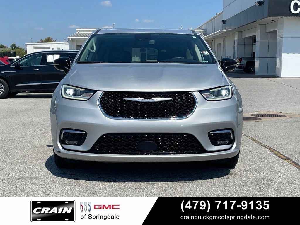 Used 2024 Chrysler Pacifica Touring-L FWD image 2