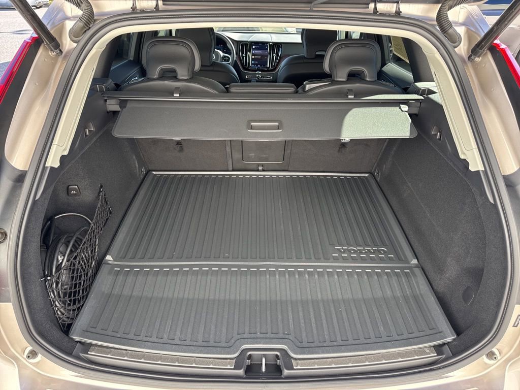 Used 2024 Volvo XC60 T8 Plus w/ Protection Package Premier image 11