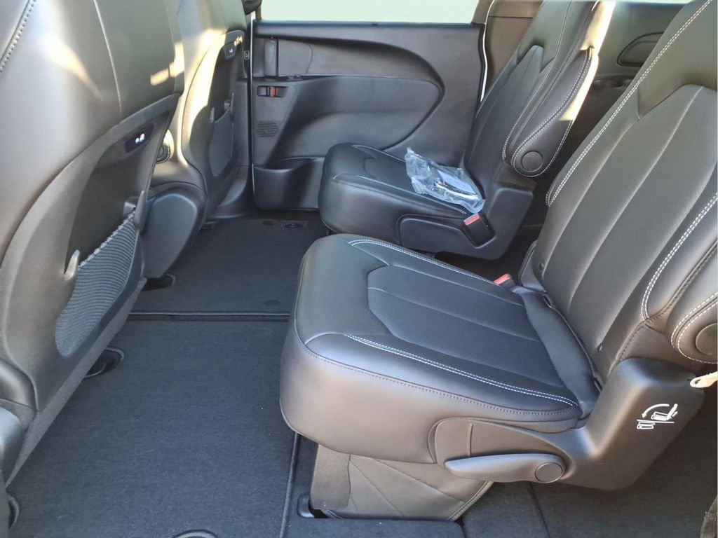 New 2026 Chrysler Pacifica Select w/ S Appearance Package AWD/4WD image 10