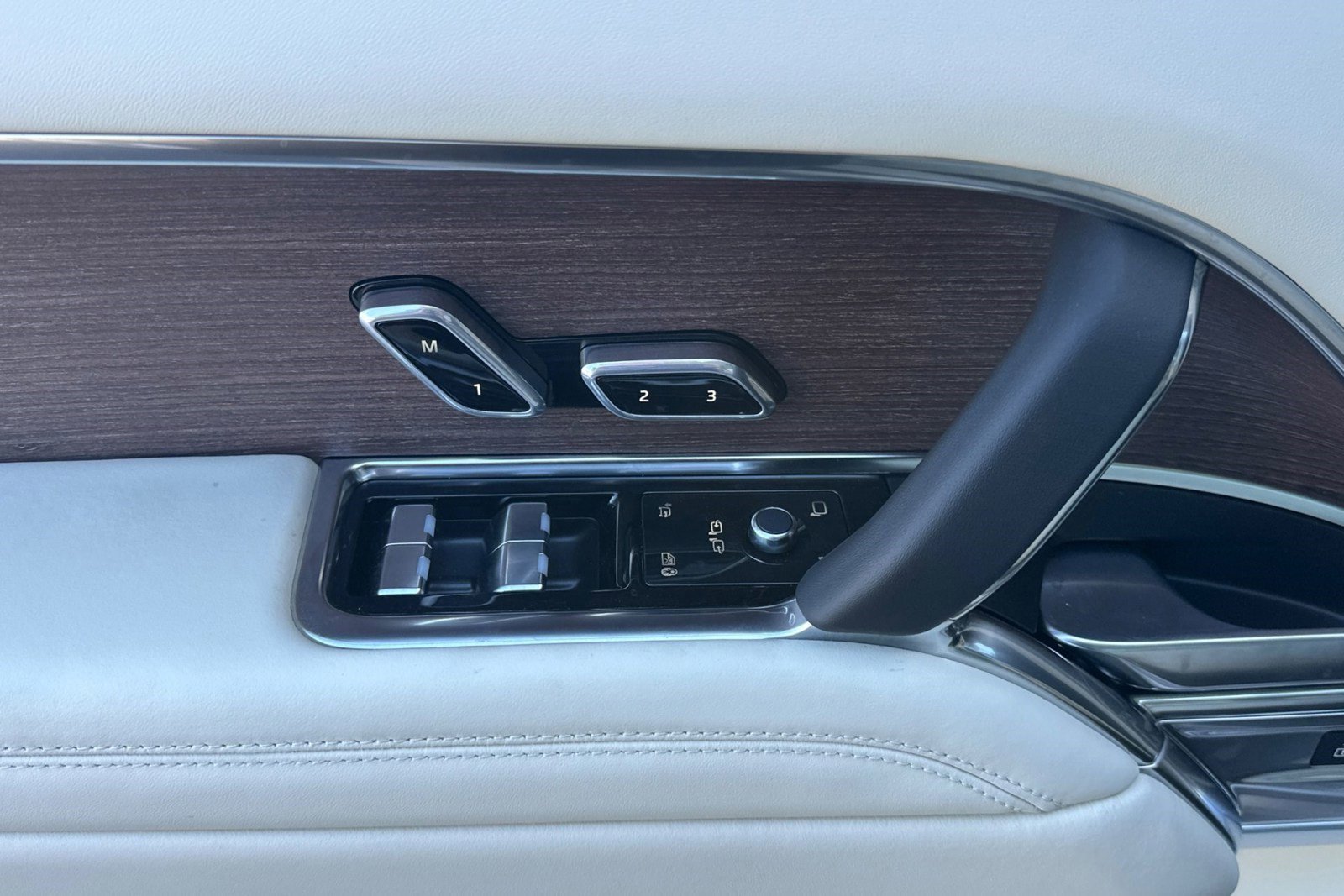 New 2026 Land Rover Range Rover SE image 14