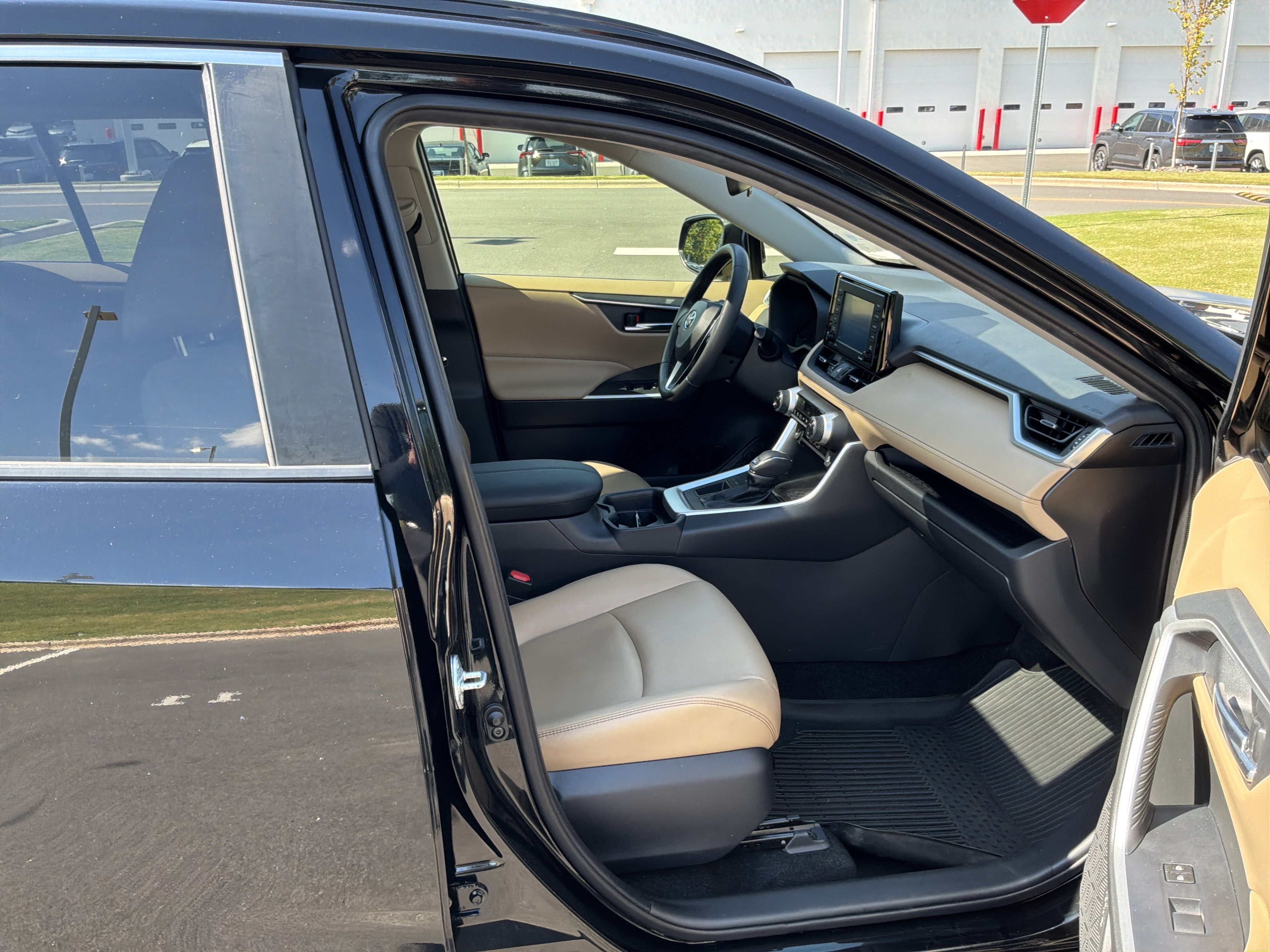 Used 2020 Toyota RAV4 XLE Premium FWD image 33