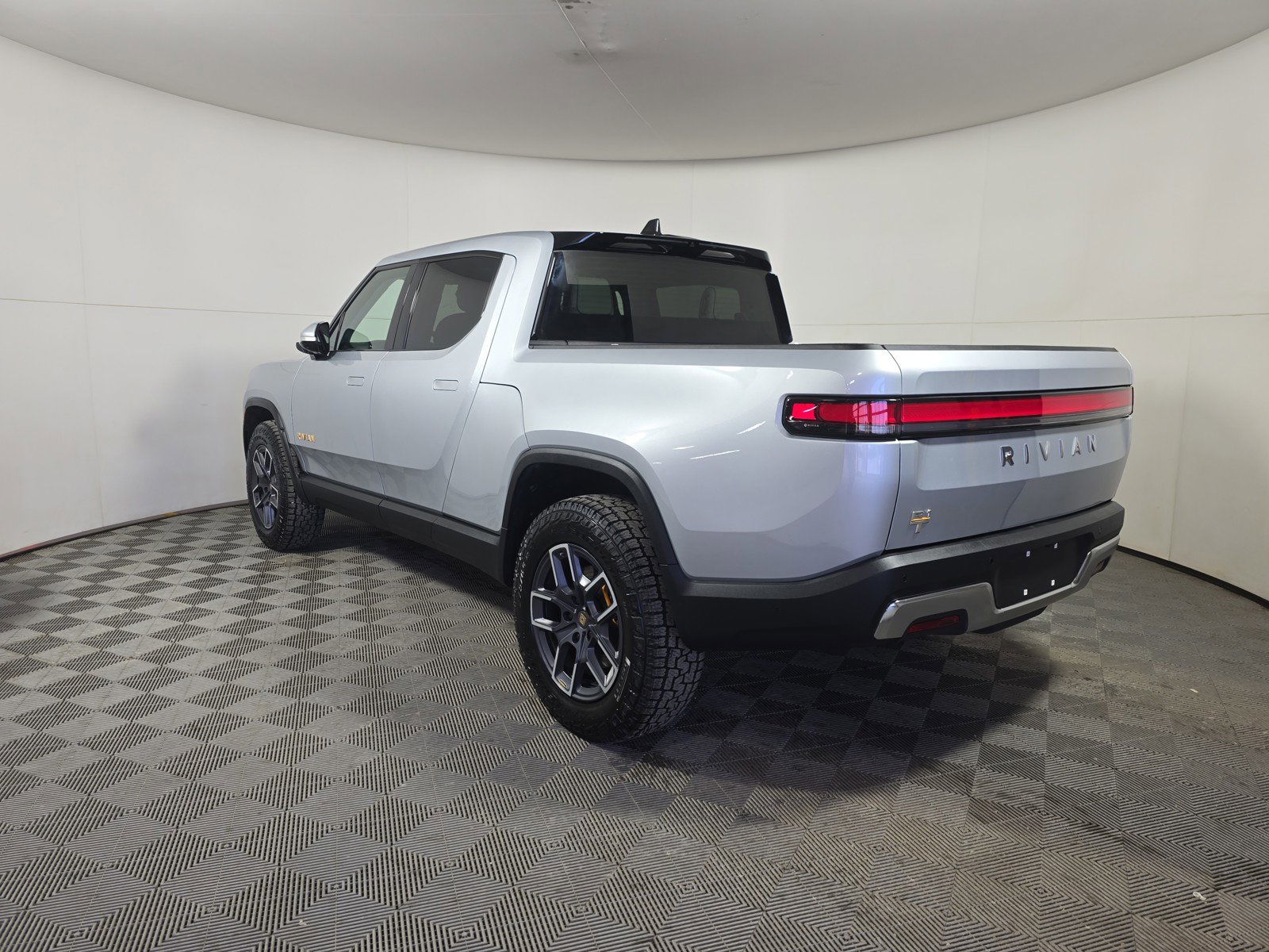 Used 2023 Rivian R1T Launch Edition image 3